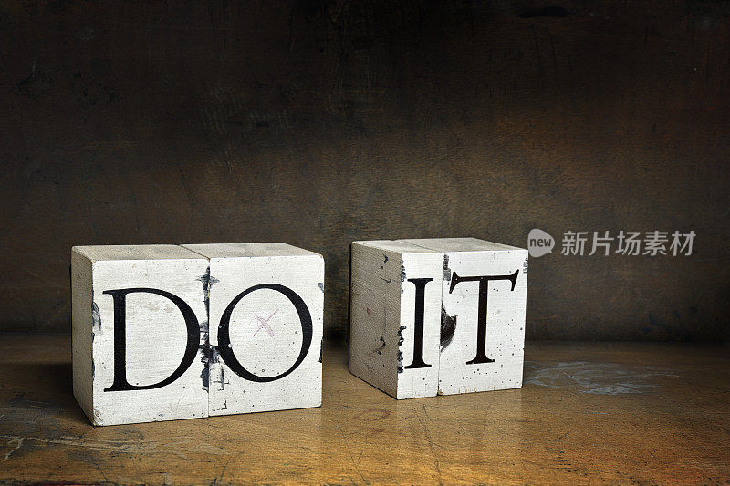 用木制凸版印刷的“DO IT”字样。